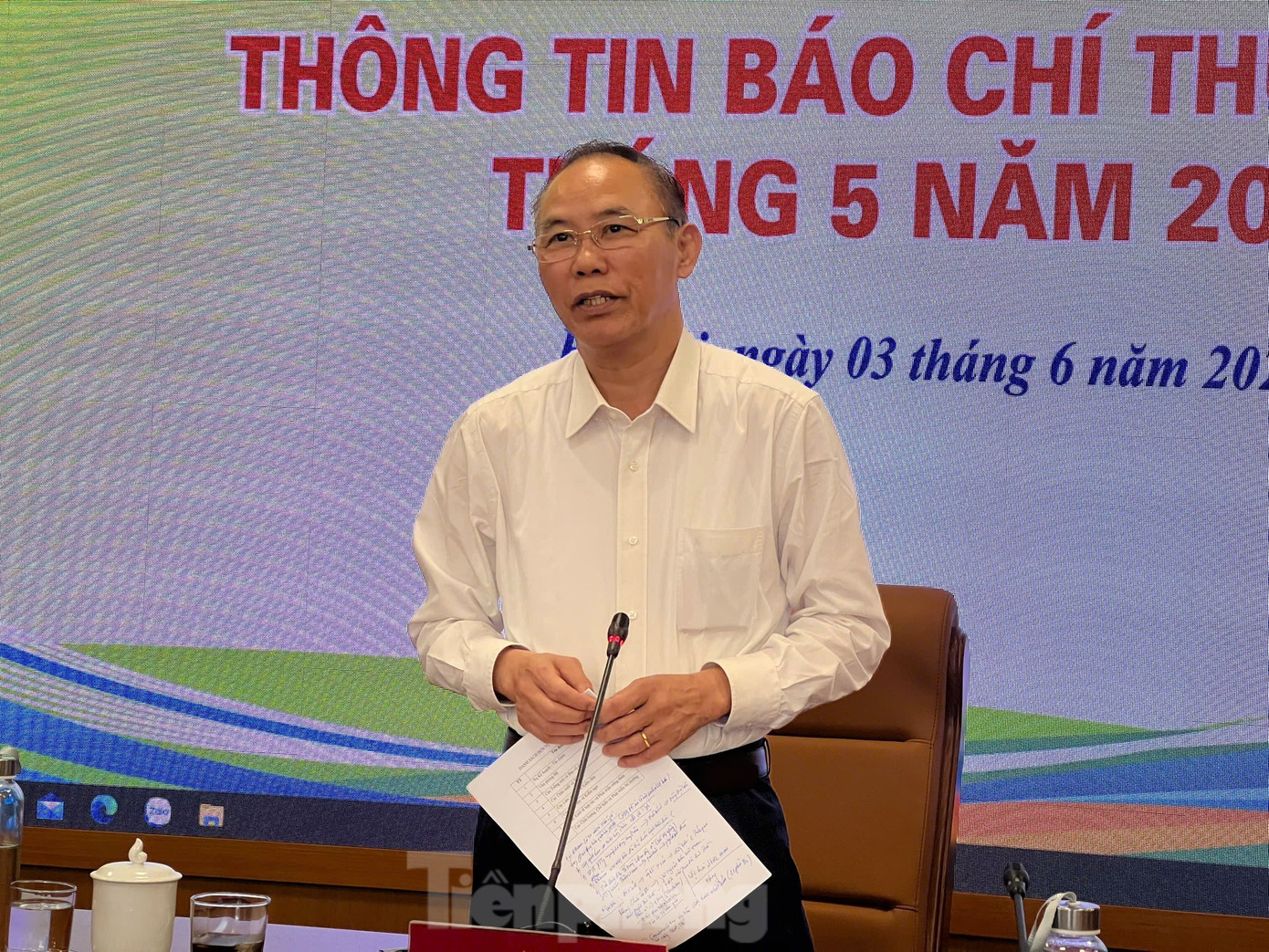 Thứ trưởng Bộ NN&MT Phùng Đức Tiến thông tin tại họp báo. Thứ trưởng Bộ NN&MT Phùng Đức Tiến thông tin tại họp báo.