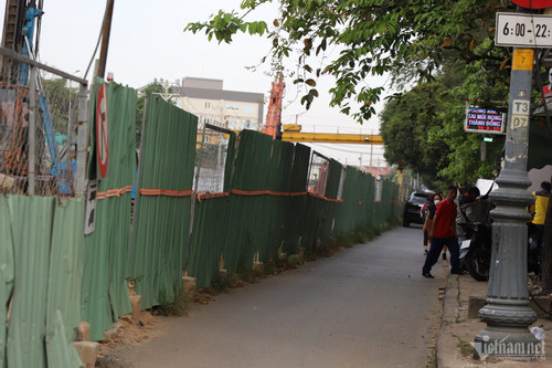 Phần rào chắn được dựng trên các tuyến đường Phan Thúc Duyện, Trần Quốc Hoàn để phục vụ hạng mục thi công hầm chui. Tuy nhiên, do phạm vi dự án nằm ở cửa ngõ quan trọng của sân bay Tân Sơn Nhất nên áp lực ùn tắc qua khu vực này rất cao.