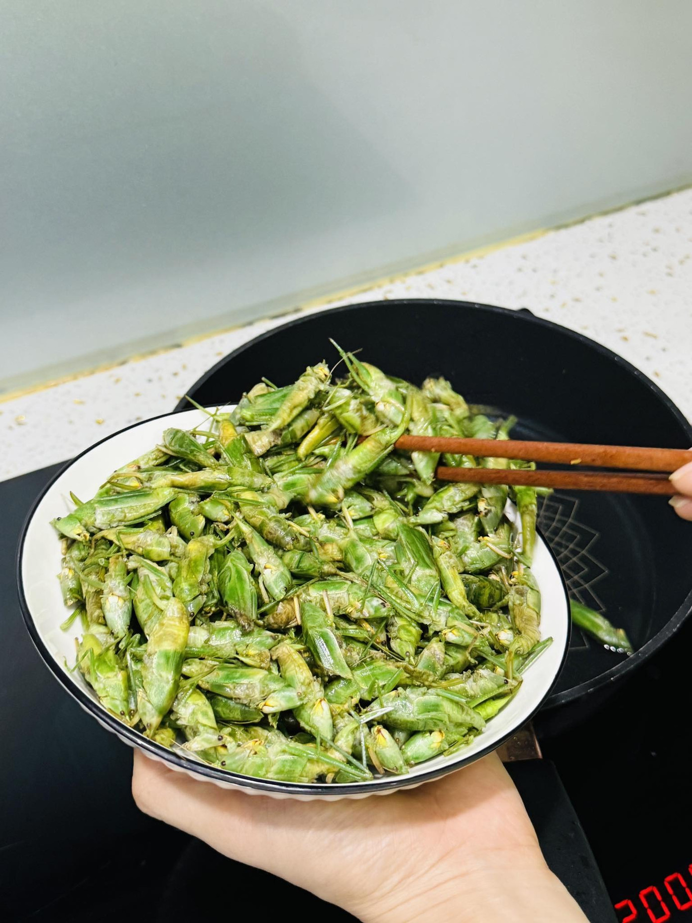 Muồm muỗm được sơ chế đơn giản, khi nấu không cần nêm nếm nhiều gia vị để giữ nguyên vị béo ngậy, thơm ngon.