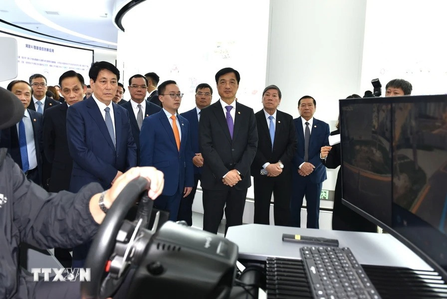 Chiều 10/10, Đoàn đại biểu Đảng Cộng sản Việt Nam tham quan Trung tâm vận hành sáng tạo kiểu mẫu xe tự lái cao cấp thành phố Bắc Kinh. (Ảnh: Thành Dương/TTXVN)