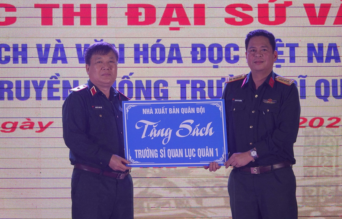 Lãnh đạo Nhà xuất bản Quân đội trao sách tặng Trường SQLQ 1. Lãnh đạo Nhà xuất bản Quân đội trao sách tặng Trường SQLQ 1.