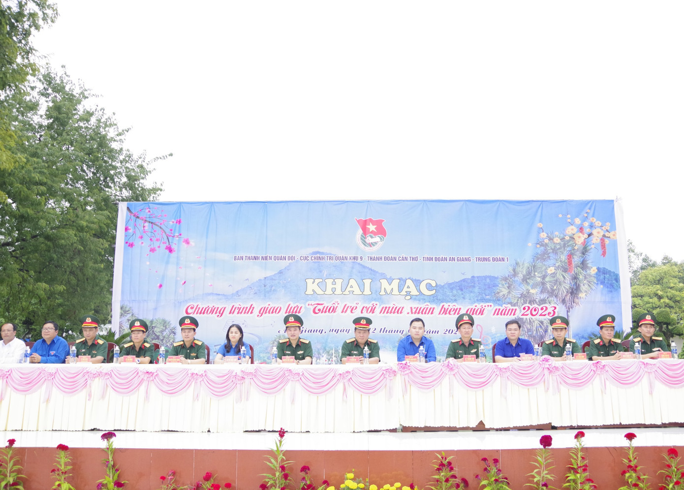 Chương trình “Tuổi trẻ với mùa xuân biên giới” gồm các hoạt động nổi bật: hội thi trình diễn văn nghệ, các trò chơi dân gian, hội thi nấu ăn, thi gói bánh chưng, bánh tét, tặng quà, chúc Tết cán bộ, chiến sỹ trung đoàn 1.