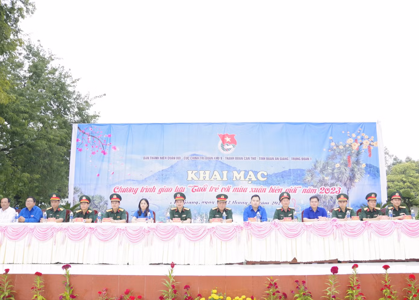 Chương trình “Tuổi trẻ với mùa xuân biên giới” gồm các hoạt động nổi bật: hội thi trình diễn văn nghệ, các trò chơi dân gian, hội thi nấu ăn, thi gói bánh chưng, bánh tét, tặng quà, chúc Tết cán bộ, chiến sỹ trung đoàn 1.
