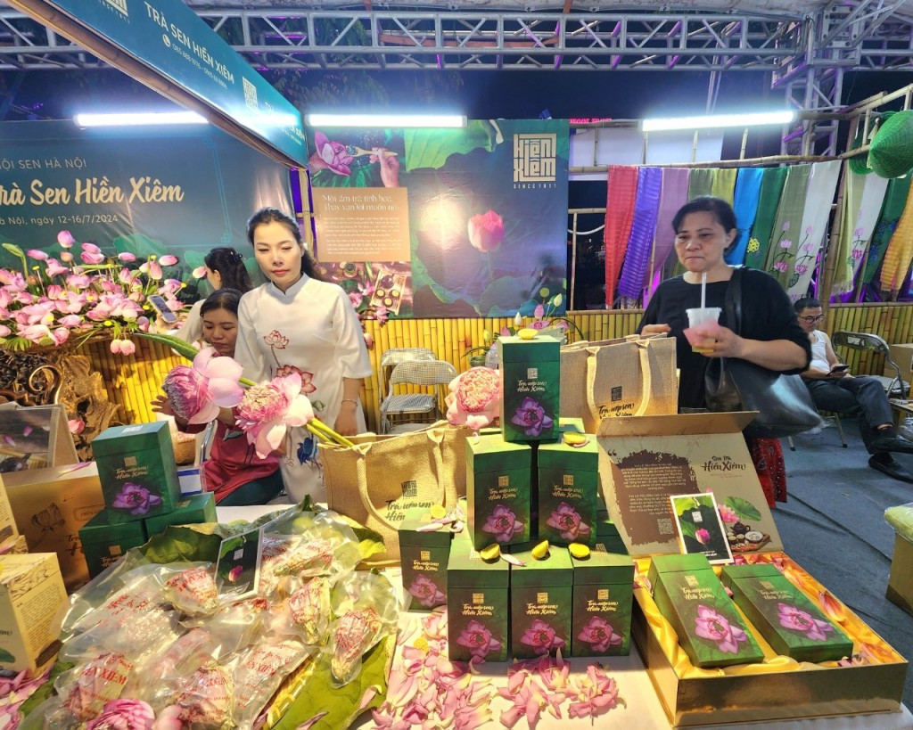 Chia sẻ cảm xúc lần đầu tham gia Lễ hội sen Hà Nội, nghệ nhân Lưu Thị Hiền nói về niềm tự hào cho người dân Tây Hồ. Trà ướp hương sen Tây Hồ là một thức uống tao nhã trong văn hóa của người Hà Nội. Hầu hết nghệ nhân làm trà ướp sen Tây Hồ là không sử dụng các công nghệ hiện đại để làm trà. Thay vào đó, họ vẫn giữ những phương cách, khâu đoạn xử lý trà hoàn toàn thủ công được truyền lại từ thời ông cha. Chính những nguyên liệu thơm ngon nhất cùng bí quyết gia truyền là cách tạo nên hương vị khác biệt của trà sen Hồ Tây.