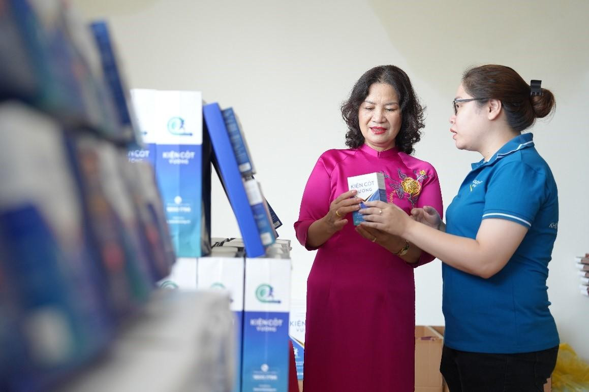 Bác Trần Thị Tín tìm hiểu về sản phẩm Kiện Cốt Vương hỗ trợ chăm sóc sức khỏe xương khớp