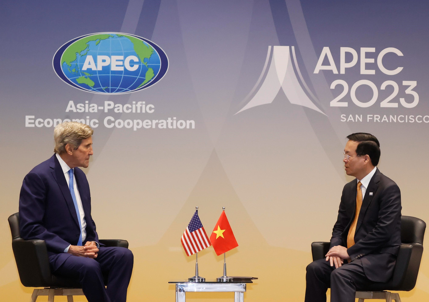 Chủ tịch nước Võ Văn Thưởng tiếp Đặc phái viên của Tổng thống Hoa Kỳ về khí hậu John Kerry. (Ảnh: Thống Nhất/TTXVN)