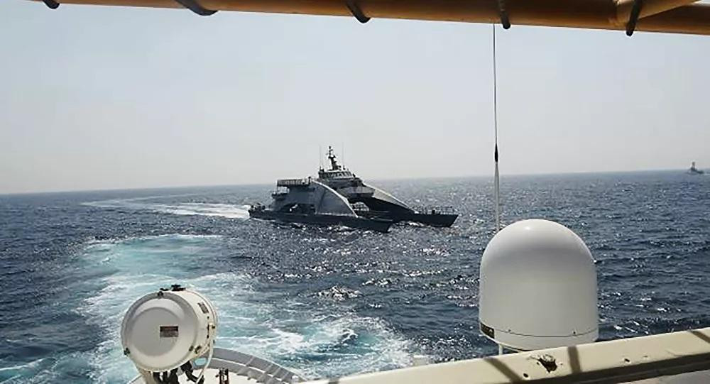 Bức ảnh Hải quân Mỹ đăng tải ngày 2/4 cho thấy tàu Iran cắt ngang mặt tàu cảnh sát biển Mỹ trên Vịnh Ba Tư.