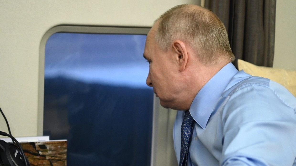 Ukraine đã phát động một cuộc tấn công bằng UAV “chưa từng có” vào tỉnh Kursk trong lúc diễn ra chuyến thăm của Tổng thống Putin tới tỉnh này. Trong ảnh, ông Putin trên một chuyến bay trực thăng. Ảnh: Sputnik Ukraine đã phát động một cuộc tấn công bằng UAV “chưa từng có” vào tỉnh Kursk trong lúc diễn ra chuyến thăm của Tổng thống Putin tới tỉnh này. Trong ảnh, ông Putin trên một chuyến bay trực thăng. Ảnh: Sputnik