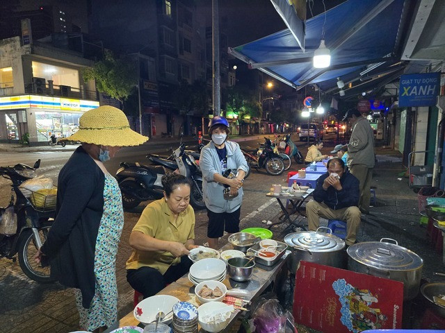 Người lao động lót dạ tô cháo cho ngày mới.