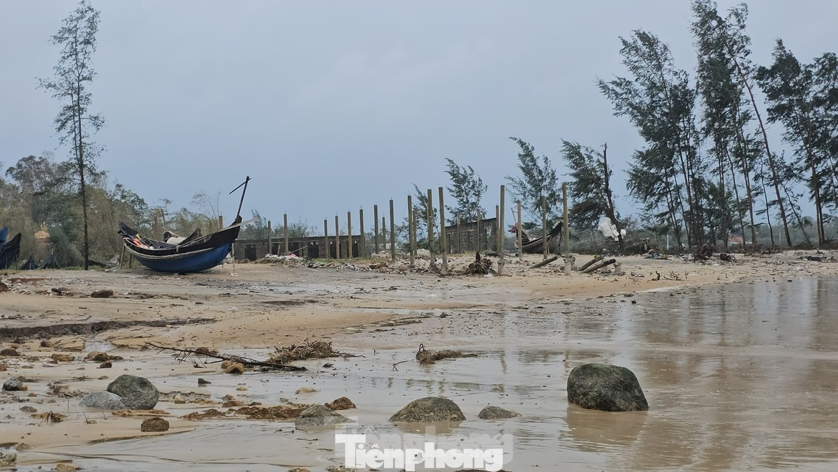 Sạt lở diễn biến phức tạp tại vùng ven biển Thừa Thiên-Huế. Ảnh: Ngọc Văn