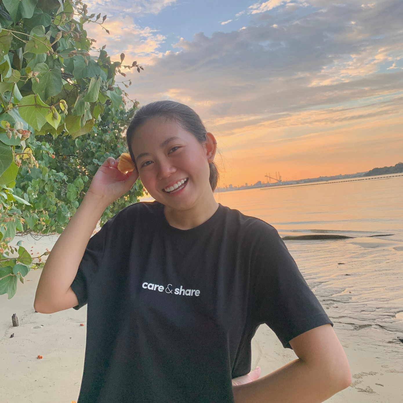 Cô nàng 9X check-in tại nhiều điểm đến nổi tiếng trong nước như Hồ Tây (Hà Nội), phố cổ Hội An (Quảng Nam)... Cô nàng 9X check-in tại nhiều điểm đến nổi tiếng trong nước như Hồ Tây (Hà Nội), phố cổ Hội An (Quảng Nam)...