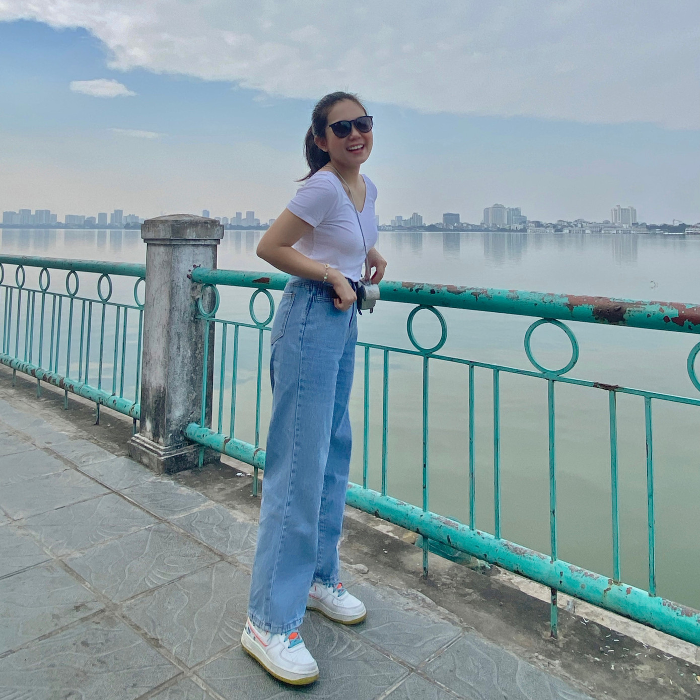 Cô nàng 9X check-in tại nhiều điểm đến nổi tiếng trong nước như Hồ Tây (Hà Nội), phố cổ Hội An (Quảng Nam)... Cô nàng 9X check-in tại nhiều điểm đến nổi tiếng trong nước như Hồ Tây (Hà Nội), phố cổ Hội An (Quảng Nam)...