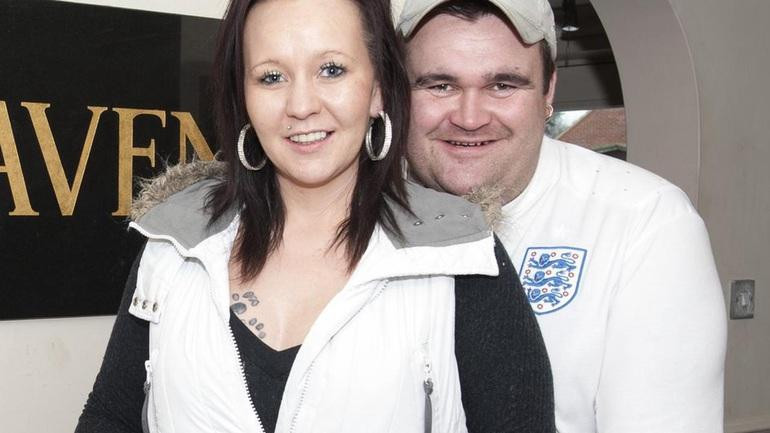 Vợ Mickey tha thứ mọi chuyện và 2 người đã quay về với nhau.