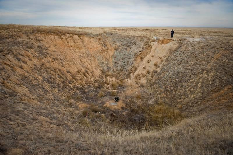 Mặt đất bị sụt lún sau vụ nổ hạt nhân dưới lòng đất tại bãi thử Semipalatinsk. Ảnh: voxpopuli.kz. Mặt đất bị sụt lún sau vụ nổ hạt nhân dưới lòng đất tại bãi thử Semipalatinsk. Ảnh: voxpopuli.kz.