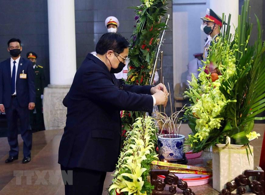Đoàn Chính phủ do Thủ tướng Phạm Minh Chính dẫn đầu viếng nguyên Phó Thủ tướng Chính phủ Nguyễn Côn. (Ảnh: Phạm Kiên/TTXVN)