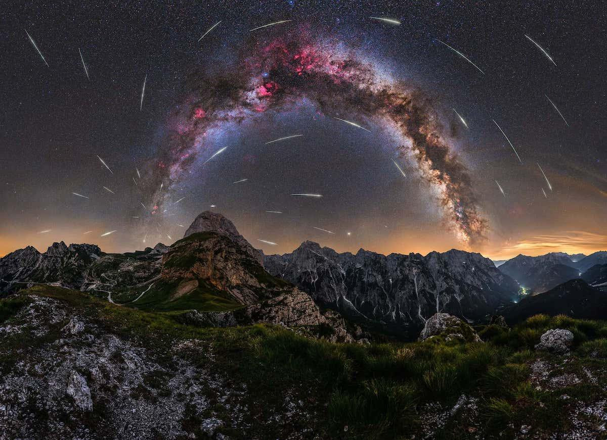 “Mưa sao băng Perseid trên yên xe Mangart” của Uroš Fink chụp tại Julian Alps, Slovenia