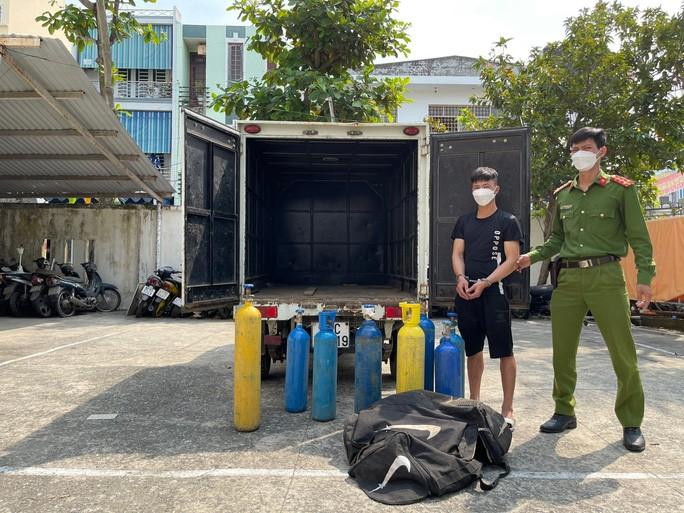 Đ. bị bắt khi đang làm "dịch vụ" ship khí cười tận nơi cho dân chơi Đà Nẵng Triệt phá “dịch vụ” ship khí cười tận nơi cho dân chơi Đà Nẵng - Ảnh 1.