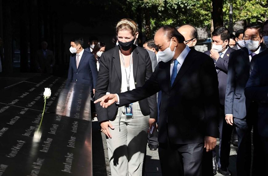 Chủ tịch nước Nguyễn Xuân Phúc thăm Khu tưởng niệm các nạn nhân của vụ khủng bố 11/9. (Ảnh: Thống Nhất/TTXVN) Chủ tịch nước Nguyễn Xuân Phúc thăm Khu tưởng niệm các nạn nhân của vụ khủng bố 11/9. (Ảnh: Thống Nhất/TTXVN)