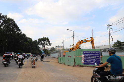 Phần rào chắn được dựng trên các tuyến đường Phan Thúc Duyện, Trần Quốc Hoàn để phục vụ hạng mục thi công hầm chui. Tuy nhiên, do phạm vi dự án nằm ở cửa ngõ quan trọng của sân bay Tân Sơn Nhất nên áp lực ùn tắc qua khu vực này rất cao.