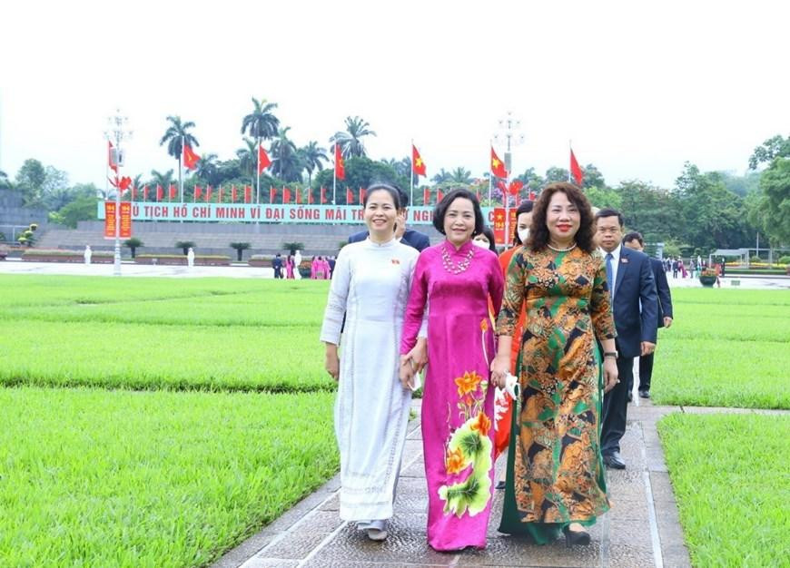 Các đại biểu Quốc hội sang Nhà Quốc hội dự phiên khai mạc kỳ họp. (Ảnh: Văn Điệp/TTXVN)