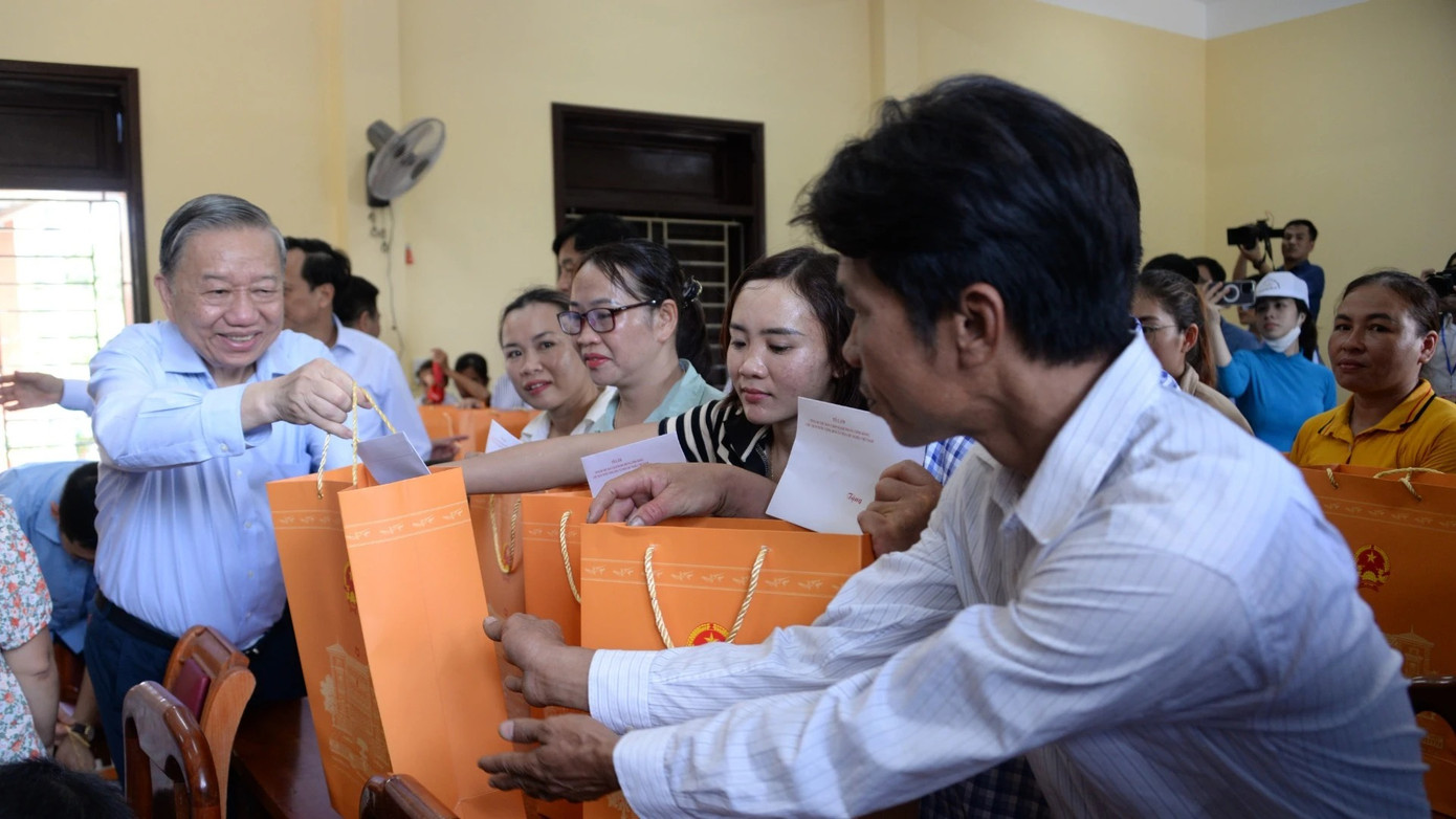 Tổng Bí thư, Chủ tịch nước Tô Lâm tặng quà người dân đảo Cồn Cỏ. Tổng Bí thư, Chủ tịch nước Tô Lâm tặng quà người dân đảo Cồn Cỏ.