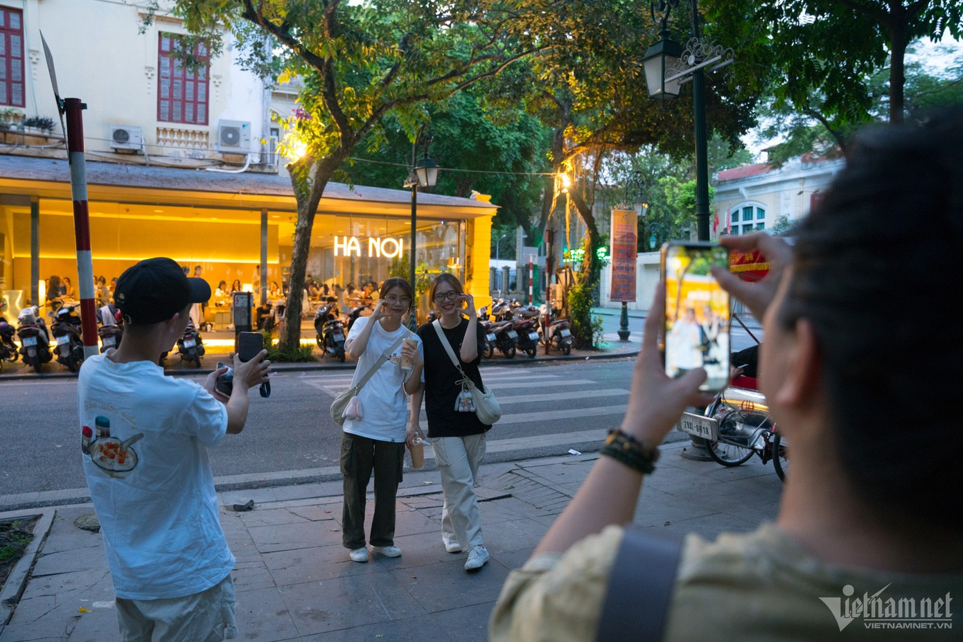 Trời dần sáng, khách đến mỗi lúc một đông hơn. Nhiều bạn trẻ tranh thủ chụp ảnh lưu niệm khi hàng khách chờ gọi món vẫn còn dài.