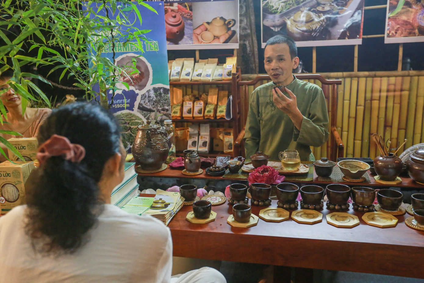 Trong khuôn khổ Lễ hội sen Hà Nội tổ chức từ ngày 12-17/7 diễn ra lễ đón nhận Di sản văn hóa phi vật thể cấp quốc gia: “Nghề ướp trà sen". Tại đây, hàng trăm nghệ nhân từ mọi miền Tổ quốc đã cùng tụ hội, giao lưu, trao đổi kinh nghiệm và quảng bá nghệ thuật trà sen.