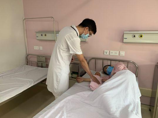 Bác sĩ Nguyễn Văn Thái, khoa Phụ sản, Bệnh viện TWQĐ 108 thăm, khám cho mẹ con sản phụ trước khi ra viện