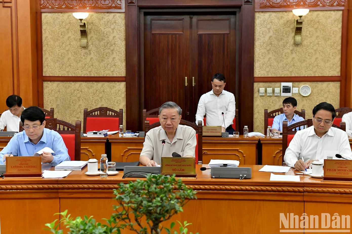 Các đồng chí lãnh đạo Đảng, Nhà nước tham dự cuộc họp.