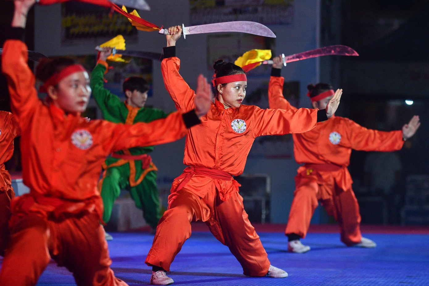 Võ cổ truyền Việt Nam áp đảo số lượng với khoảng 30 thành viên, trình diễn nhiều loại binh khí như đao, kiếm, giáo... Võ cổ truyền Việt Nam áp đảo số lượng với khoảng 30 thành viên, trình diễn nhiều loại binh khí như đao, kiếm, giáo...