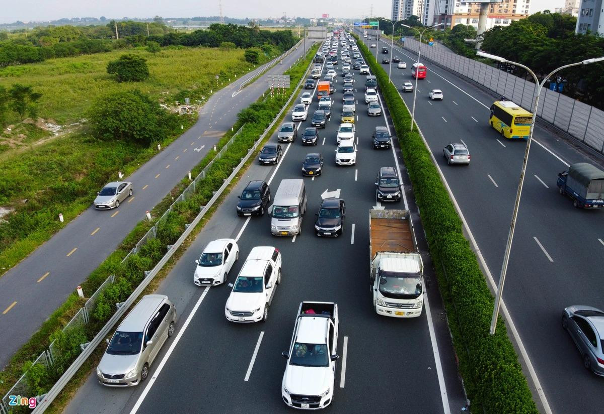 Tắc đường xảy ra tại làn đường hướng về trung tâm Hà Nội và kéo dài về phía huyện Thanh Trì.