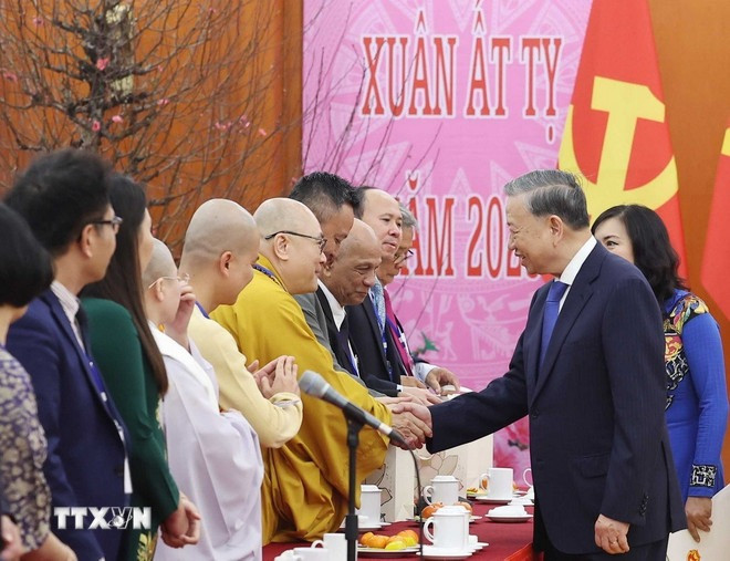 Tổng Bí thư Tô Lâm với các kiều bào tiêu biểu tham dự chương trình "Xuân quê hương" năm 2025. (Ảnh: Thống Nhất/TTXVN)