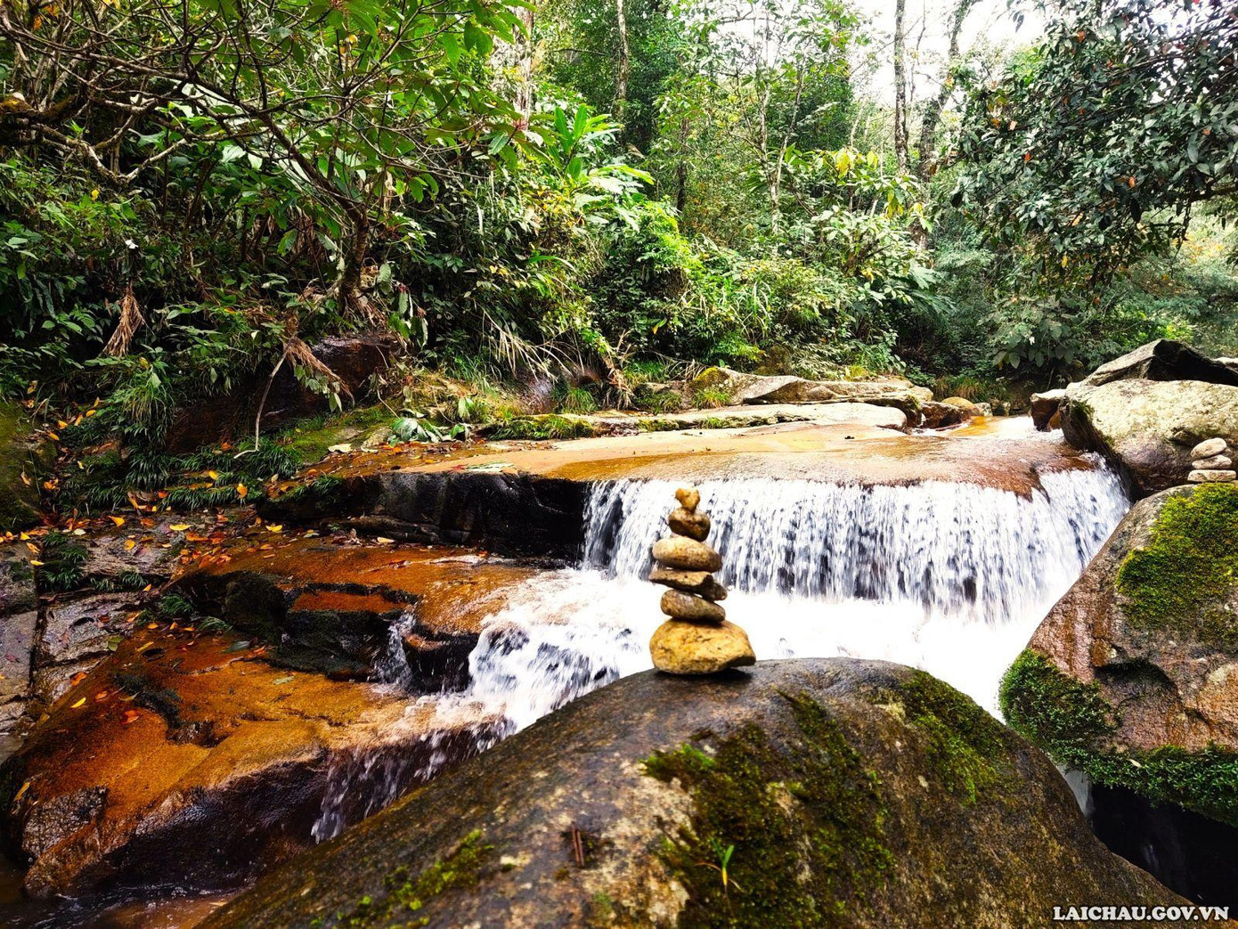 ... và những con suối đẹp như một bức tranh thủy mặc trên đường chinh phục Bạch Mộc Lương Tử.