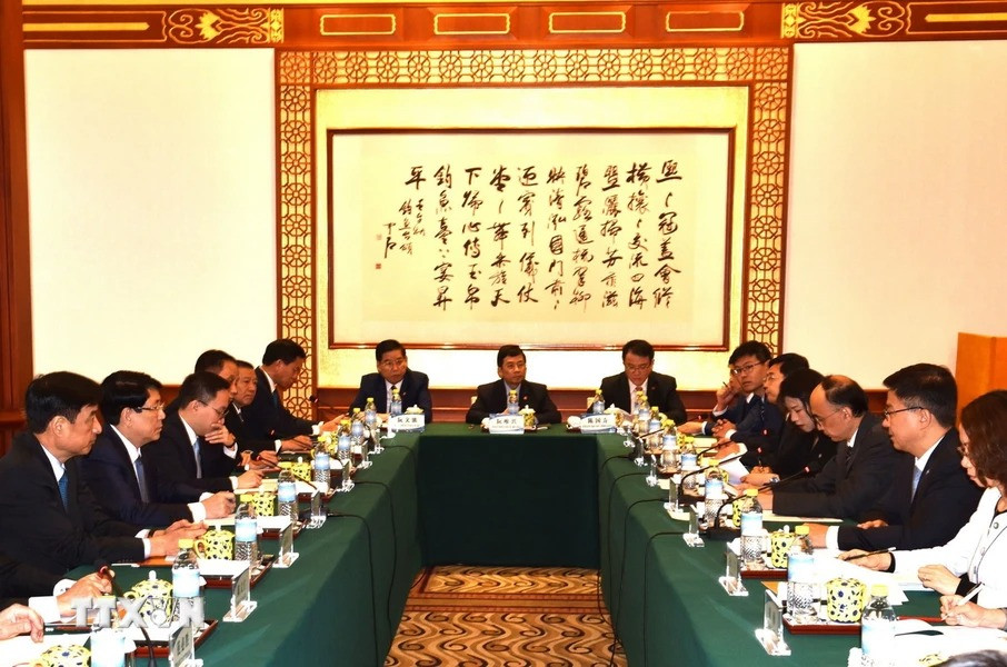 Sáng 11/10, Đoàn đại biểu Đảng Cộng sản Việt Nam tọa đàm với các lãnh đạo Ủy ban Phát triển và Cải cách Nhà nước và Viện nghiên cứu Kinh tế vĩ mô Trung Quốc. (Ảnh: Thành Dương/TTXVN)