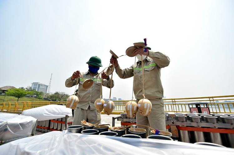 Theo Ban tổ chức giỗ Tổ Hùng Vương năm Nhâm Dần 2022, màn bắn pháo hoa tầm cao sẽ diễn ra sau chương trình nghệ thuật "Linh thiêng nguồn cội, Đất Tổ Hùng Vương" gắn với kỷ niệm 10 năm UNESCO công nhận "Tín ngưỡng thờ cúng Hùng Vương" là di sản văn hóa phi vật thể đại diện của nhân loại. Trong ảnh: Trận địa pháo hoa được đặt trên mặt cầu đi bộ hồ Văn Lang (công viên Văn Lang, Việt Trì Phú Thọ). Theo Ban tổ chức giỗ Tổ Hùng Vương năm Nhâm Dần 2022, màn bắn pháo hoa tầm cao sẽ diễn ra sau chương trình nghệ thuật "Linh thiêng nguồn cội, Đất Tổ Hùng Vương" gắn với kỷ niệm 10 năm UNESCO công nhận "Tín ngưỡng thờ cúng Hùng Vương" là di sản văn hóa phi vật thể đại diện của nhân loại. Trong ảnh: Trận địa pháo hoa được đặt trên mặt cầu đi bộ hồ Văn Lang (công viên Văn Lang, Việt Trì Phú Thọ).