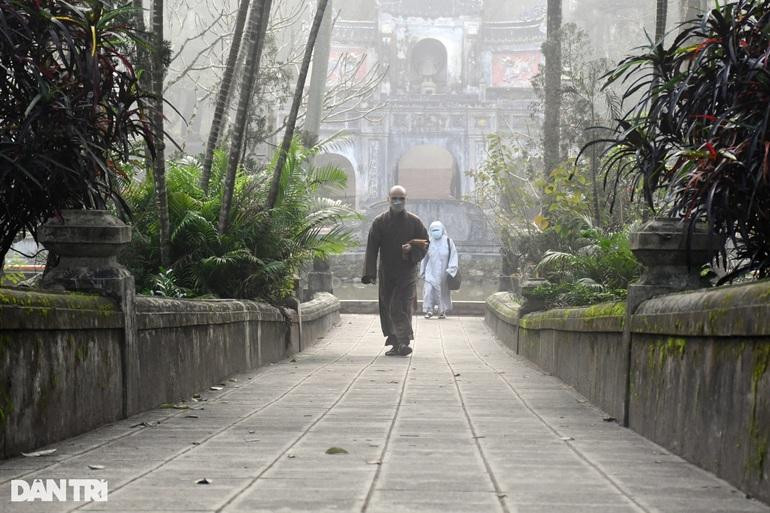 Không gian chùa Từ Hiếu tĩnh mịch, sương mù bao phủ càng làm cho lễ Tâm tang trở nên thanh tĩnh, nhẹ nhàng. Không gian chùa Từ Hiếu tĩnh mịch, sương mù bao phủ càng làm cho lễ Tâm tang trở nên thanh tĩnh, nhẹ nhàng.