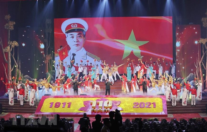 Chương trình nghệ thuật chào mừng kỷ niệm 110 năm ngày sinh Đại tướng Võ Nguyên Giáp. (Ảnh: Dương Giang/TTXVN)