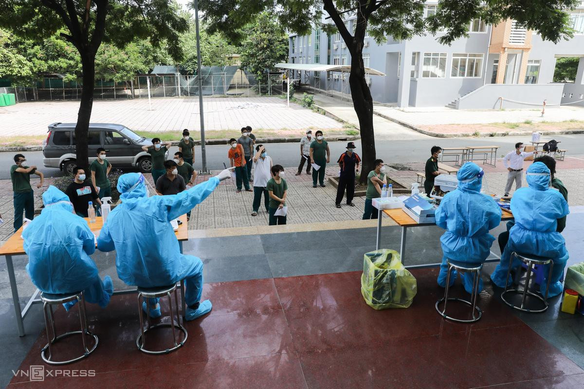 Điểm này tiêm cho hơn 20 người, là các dân quân, bảo vệ, tài xế... đang làm nhiệm vụ trong khu cách ly.