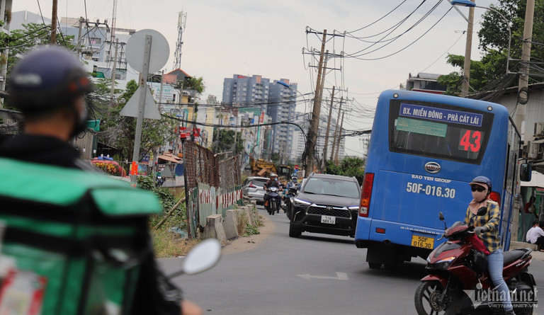 hững ngày cuối năm 2023, hàng loạt rào chắn (hay còn gọi là lô cốt) vẫn "án ngữ", bóp nghẹt mặt đường gây ảnh hưởng đến giao thông, người dân đi lại khó khăn.