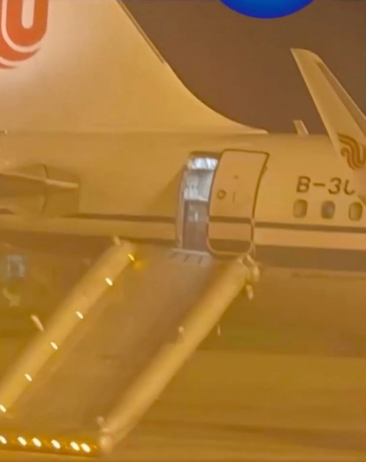 Hành khách trên máy bay cho biết ngay cả phi hành đoàn cũng giật mình khi cầu trượt sơ tán được triển khai. Ảnh: Eastern Business News. Hành khách trên máy bay cho biết ngay cả phi hành đoàn cũng giật mình khi cầu trượt sơ tán được triển khai. Ảnh: Eastern Business News.