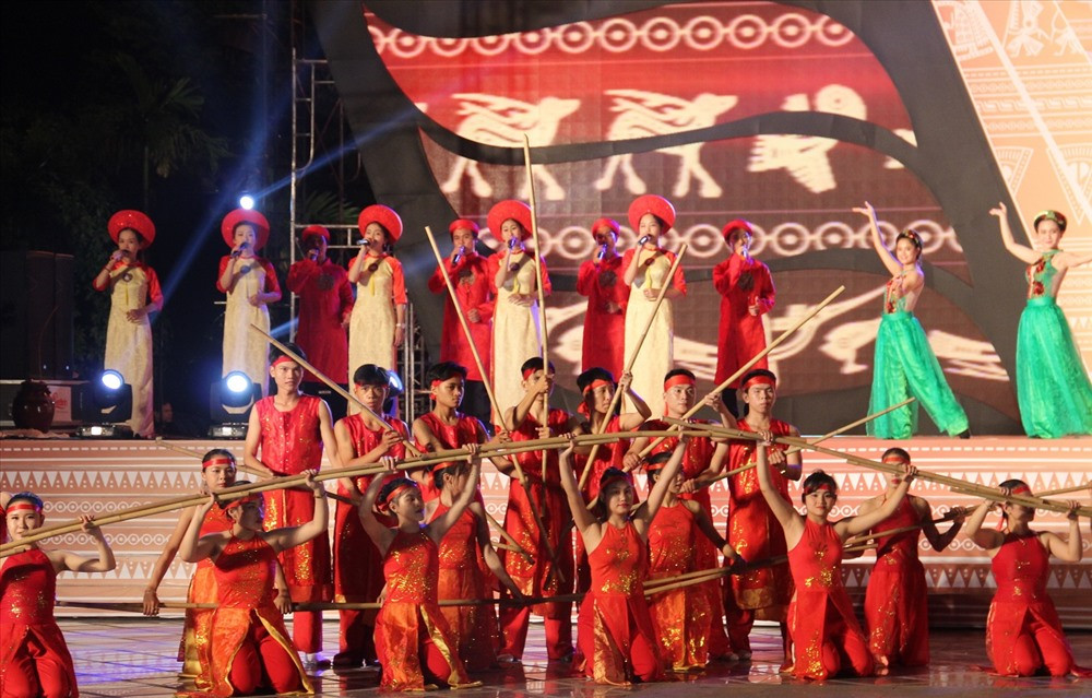 Đại diện các tỉnh trình diễn các tiết mục văn nghệ tham gia ngày hội Văn hoá Dân tộc Miền Trung lần thứ III năm 2018. Ảnh: V.V