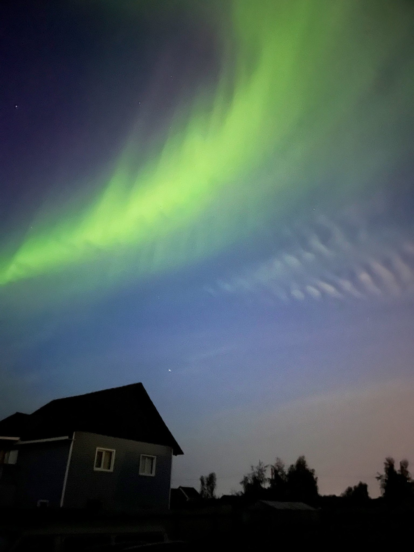 Theo các nhà thiên văn học, hiện tượng cực quang xuất hiện trên bầu trời nhiều quốc gia do bão Mặt Trời gây ra, khi các hạt tích điện từ Mặt Trời, chủ yếu là electron và proton, tương tác với từ trường và bầu khí quyển của Trái Đất, tạo ra cực quang. Ảnh: X moqdie. Theo các nhà thiên văn học, hiện tượng cực quang xuất hiện trên bầu trời nhiều quốc gia do bão Mặt Trời gây ra, khi các hạt tích điện từ Mặt Trời, chủ yếu là electron và proton, tương tác với từ trường và bầu khí quyển của Trái Đất, tạo ra cực quang. Ảnh: X moqdie.