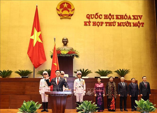 Kỳ họp lần này là kỳ họp cuối cùng của Quốc hội khóa XIV, diễn ra trong bối cảnh toàn Đảng, toàn dân, toàn quân ta đang tích cực triển khai thực hiện Nghị quyết Đại hội Đảng toàn quốc lần thứ XIII và chuẩn bị cho cuộc bầu cử đại biểu Quốc hội khóa XV, đại biểu Hội đồng Nhân dân các cấp nhiệm kỳ 2021 - 2026. Vì vậy, Chủ tịch Quốc hội cho biết cần phải đồng thời thực hiện hai nhiệm vụ, vừa đảm bảo tính liên tục trong hoạt động của Quốc hội, vừa tổ chức thành công bầu cử trên phạm vi cả nước. Ảnh: TTXVN Kỳ họp lần này là kỳ họp cuối cùng của Quốc hội khóa XIV, diễn ra trong bối cảnh toàn Đảng, toàn dân, toàn quân ta đang tích cực triển khai thực hiện Nghị quyết Đại hội Đảng toàn quốc lần thứ XIII và chuẩn bị cho cuộc bầu cử đại biểu Quốc hội khóa XV, đại biểu Hội đồng Nhân dân các cấp nhiệm kỳ 2021 - 2026. Vì vậy, Chủ tịch Quốc hội cho biết cần phải đồng thời thực hiện hai nhiệm vụ, vừa đảm bảo tính liên tục trong hoạt động của Quốc hội, vừa tổ chức thành công bầu cử trên phạm vi cả nước. Ảnh: TTXVN