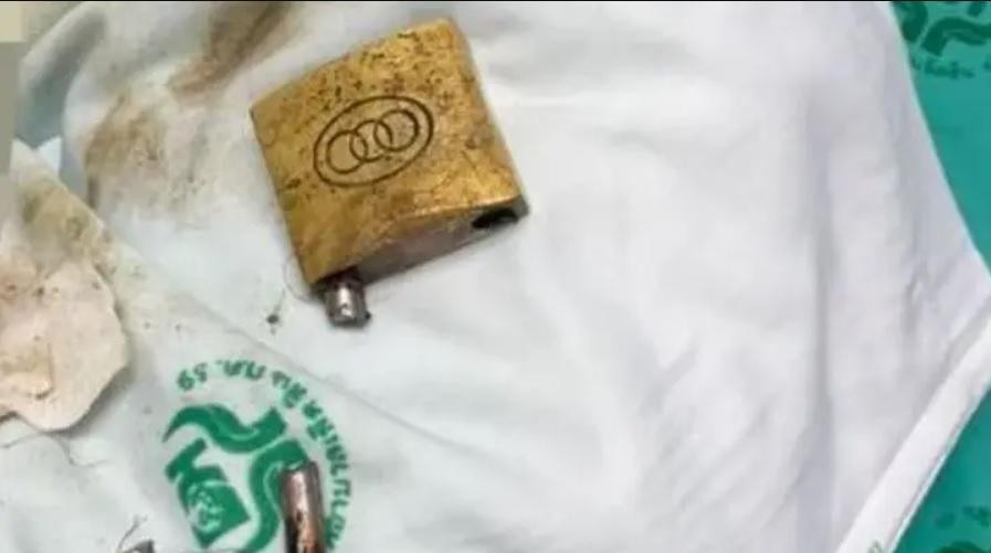 Chiếc ổ khóa sau khi cắt. Chiếc ổ khóa sau khi cắt.