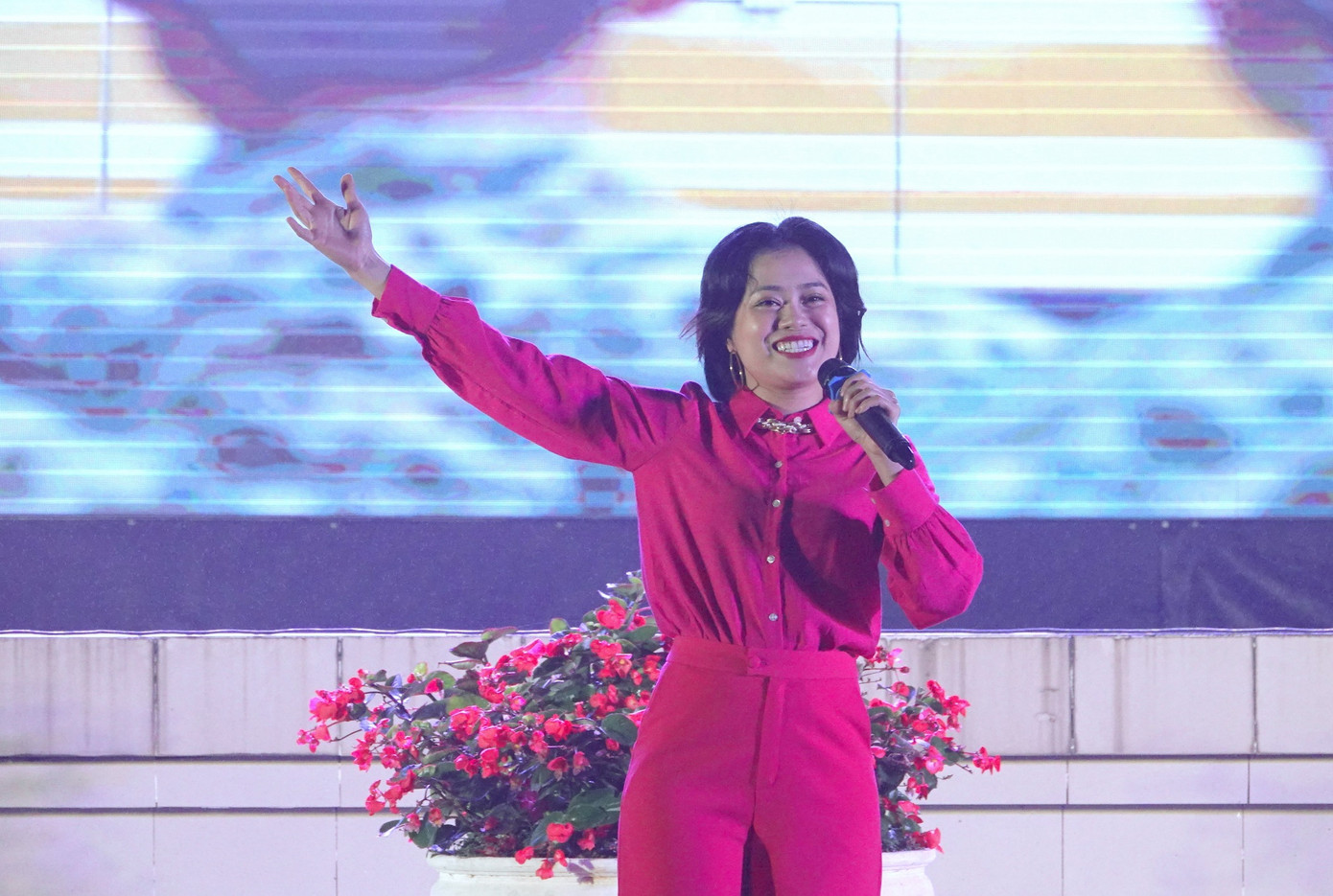 Đại úy Hoàng Hồng Ngọc (Nhà hát ca múa nhạc Quân đội) biểu diễn một ca khúc do chính chị sáng tác. Đại úy Hoàng Hồng Ngọc (Nhà hát ca múa nhạc Quân đội) biểu diễn một ca khúc do chính chị sáng tác.