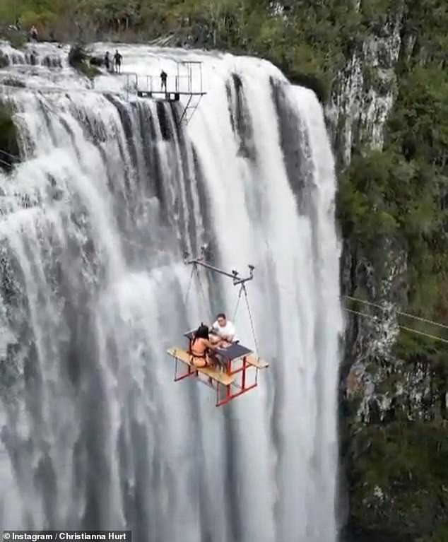 Bức ảnh thấy cặp đôi ăn trưa trên chiếc bàn treo lơ lửng ở độ cao khoảng 80 m Bức ảnh thấy cặp đôi ăn trưa trên chiếc bàn treo lơ lửng ở độ cao khoảng 80 m