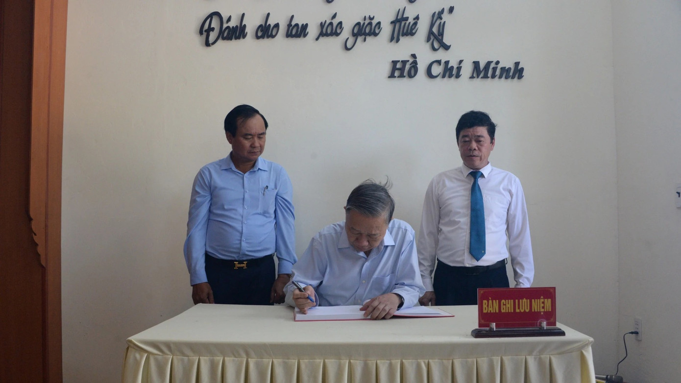 Tổng Bí thư, Chủ tịch nước Tô Lâm viết lưu bút tại Nhà lưu niệm Bác Hồ trên đảo Cồn Cỏ. Tổng Bí thư, Chủ tịch nước Tô Lâm viết lưu bút tại Nhà lưu niệm Bác Hồ trên đảo Cồn Cỏ.