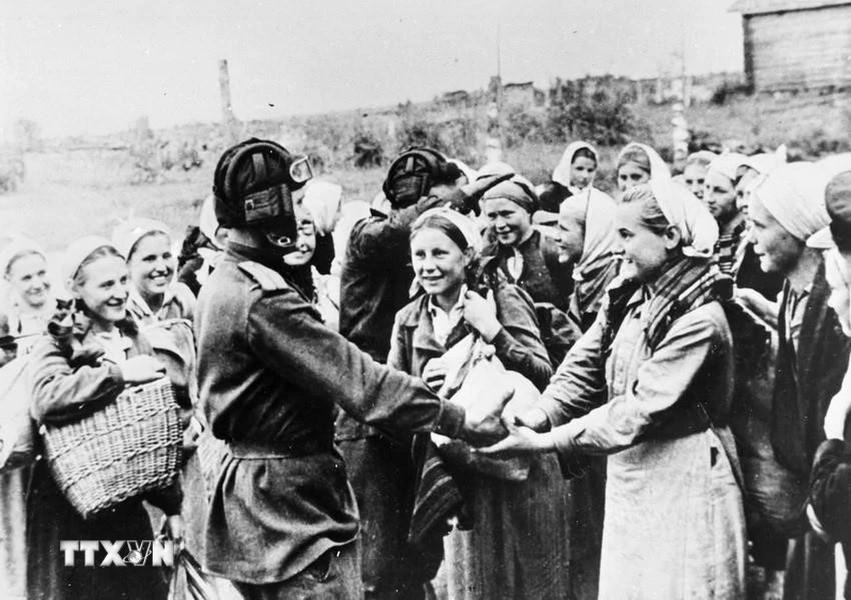 Nhân dân vùng Smolensk cảm ơn các chiến sỹ Hồng quân Liên Xô đã giải phóng họ khỏi áp bức của phát-xít Đức. (Ảnh: Tư liệu quốc tế/TTXVN)