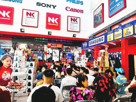 Khách hàng nô nức tham gia Tuần Lễ Vàng 2024, trải nghiệm những sản phẩm lần đầu ra mắt. Khách hàng nô nức tham gia Tuần Lễ Vàng 2024, trải nghiệm những sản phẩm lần đầu ra mắt.