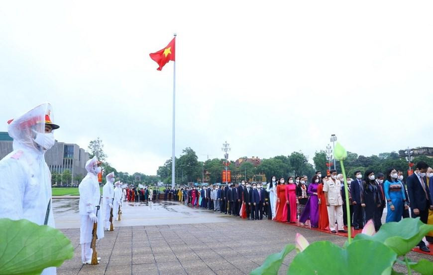 Các đại biểu Quốc hội xếp hàng vào Lăng viếng Chủ tịch Hồ Chí Minh. (Ảnh: Văn Điệp/TTXVN)